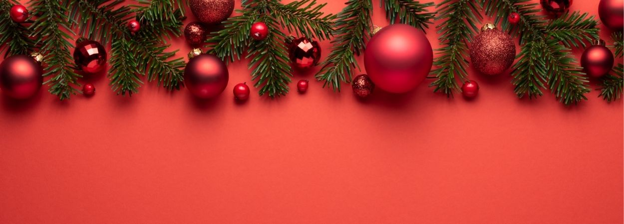 Weihnachtsdekoration in Rot: Ein Klassiker neu interpretiert